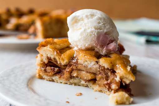 7 Best Shops for Apple Pie in Rhode Island!